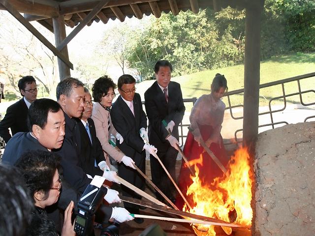 녹청자도요지사료관 전통가마 소성식 사진
